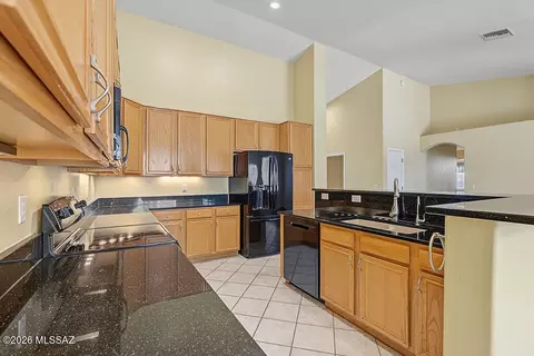 Kitchen - 9162 E Lost Tree Dr, Tucson, AZ 85715 photo 6 of 8