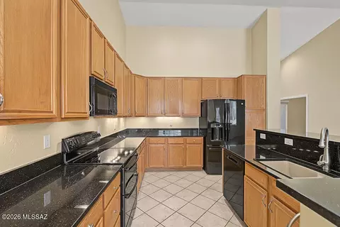 Kitchen - 9162 E Lost Tree Dr, Tucson, AZ 85715 photo 3 of 8