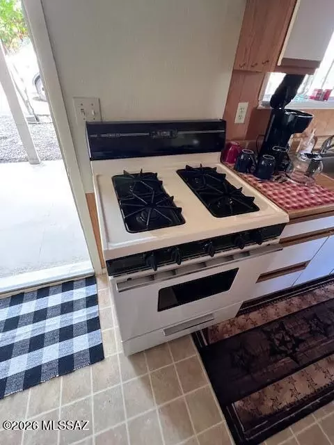 Kitchen - 6044 W High Desert Rd, Willcox, AZ 85643 photo 2 of 2