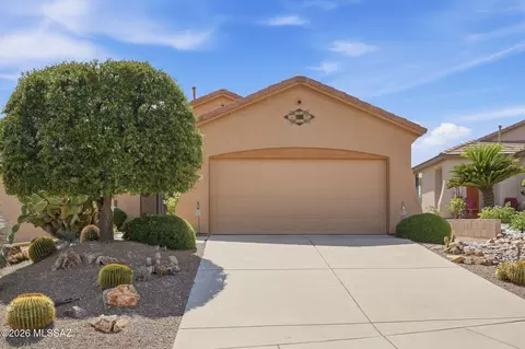 550 W Astruc Dr, Green Valley, AZ 85614