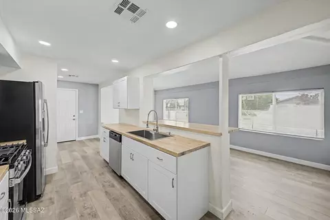 Kitchen - 6101 E 23rd St, Tucson, AZ 85711 photo 2 of 2