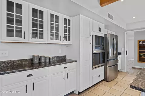 Kitchen - 10231 E Discovery Dr, Tucson, AZ 85748 photo 2 of 5