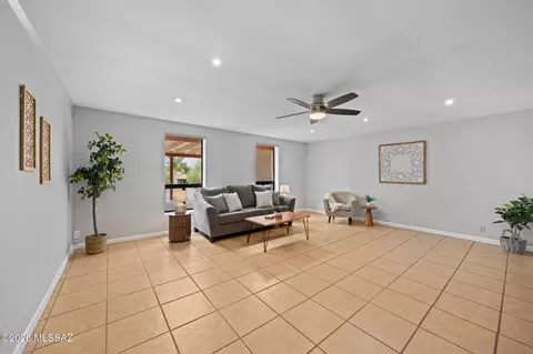 Living - 10231 E Discovery Dr, Tucson, AZ 85748 photo 2 of 5