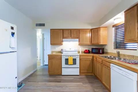 Kitchen - 6730 E Hawk Dr, Tucson, AZ 85730 photo 3 of 4