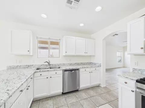 Kitchen - 10096 Desert Valley Pl, Tucson, AZ 85747 photo 3 of 5