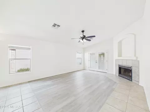 Living - 10096 Desert Valley Pl, Tucson, AZ 85747 photo 2 of 3