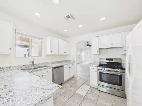 Kitchen - 10096 Desert Valley Pl, Tucson, AZ 85747 photo 2 of 5