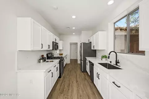 Kitchen - 13792 E Langtry Ln, Tucson, AZ 85747 photo 2 of 2