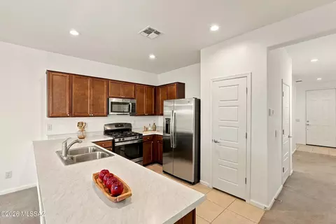 Kitchen - 21978 E Thunderhead Dr, Red Rock, AZ 85145 photo 2 of 3