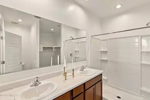 Bath - 21978 E Thunderhead Dr, Red Rock, AZ 85145 photo 1 of 3