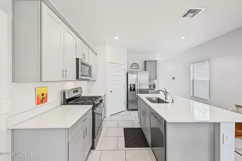 Kitchen - 12863 E Joffroy Dr, Vail, AZ 85641 photo 3 of 4