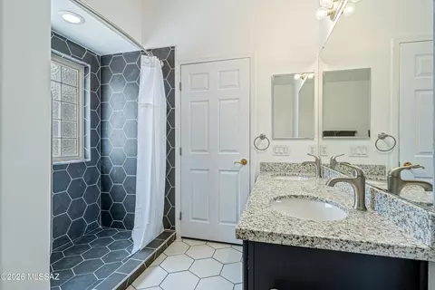 Bath - 10226 E Buffaloberry Loop, Tucson, AZ 85748 photo 2 of 3