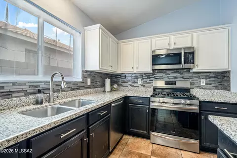 Kitchen - 10226 E Buffaloberry Loop, Tucson, AZ 85748 photo 5 of 6