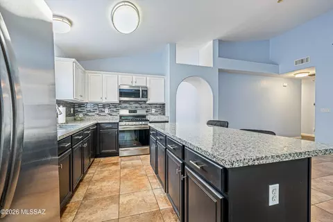 Kitchen - 10226 E Buffaloberry Loop, Tucson, AZ 85748 photo 4 of 6