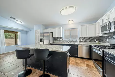 Kitchen - 10226 E Buffaloberry Loop, Tucson, AZ 85748 photo 3 of 6