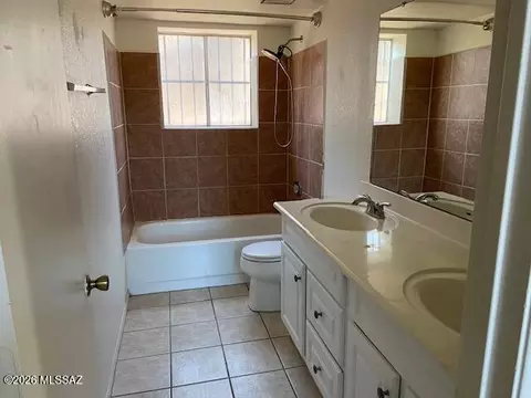Bath - 5444 S Wembly Rd, Tucson, AZ 85746 photo 2 of 2