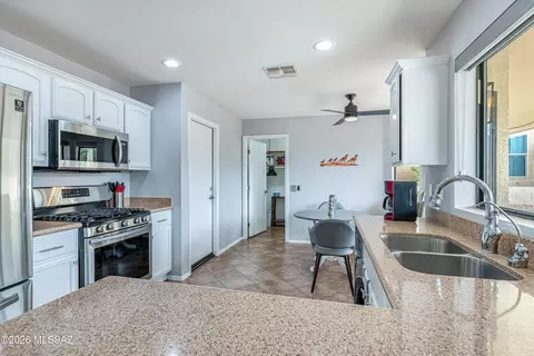 Kitchen - 36161 S Wind Crest Dr, Tucson, AZ 85739 photo 4 of 5