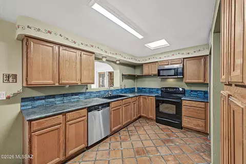 Kitchen - 9282 E Indio Pl, Tucson, AZ 85749 photo 3 of 5