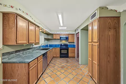 Kitchen - 9282 E Indio Pl, Tucson, AZ 85749 photo 2 of 5