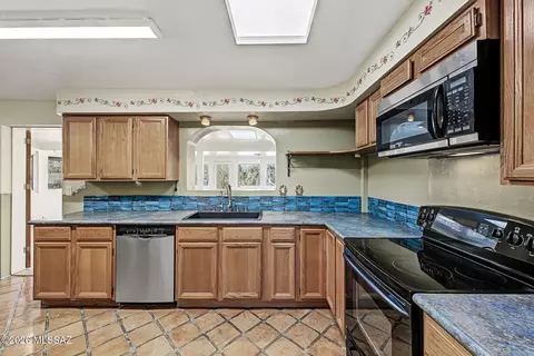 Kitchen - 9282 E Indio Pl, Tucson, AZ 85749 photo 4 of 5