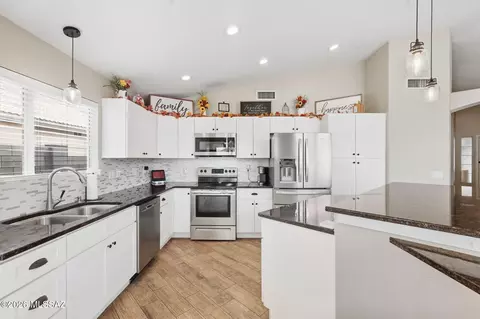 8604 N Cantora Way, Tucson, AZ 85743