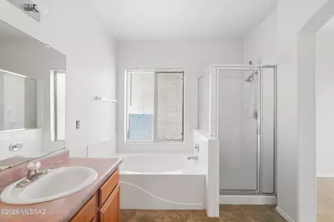 Bath - 5497 S Wembly Rd, Tucson, AZ 85746 photo 3 of 4