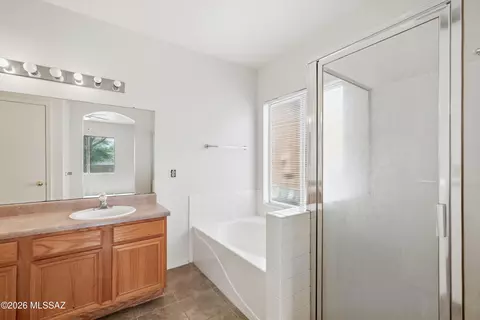 Bath - 5497 S Wembly Rd, Tucson, AZ 85746 photo 2 of 4