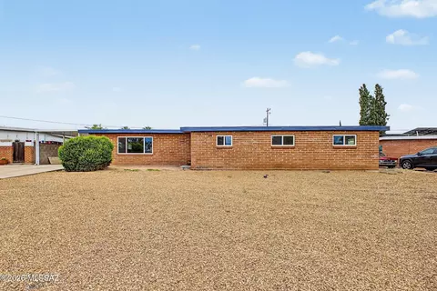 7042 E Calle Centuri, Tucson, AZ 85710