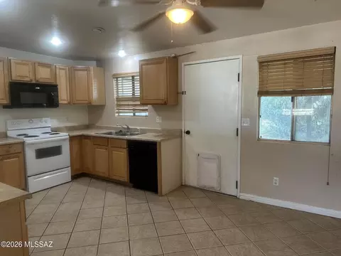 Kitchen - 7290 E 38th St, Tucson, AZ 85730 photo 1 of 2