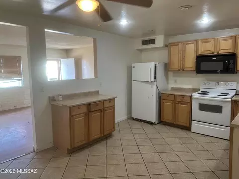 Kitchen - 7290 E 38th St, Tucson, AZ 85730 photo 2 of 2