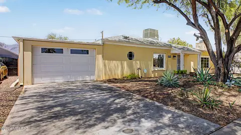 3973 E Desmond Ln, Tucson, AZ 85712
