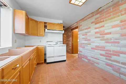 Kitchen - 9191 S Tewa Trl, Vail, AZ 85641 photo 2 of 3