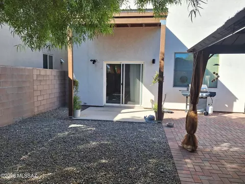 Exterior - 168 E Stone Ct, Tucson, AZ 85705 photo 7 of 8