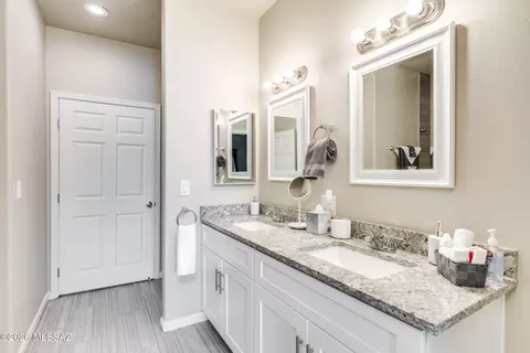 Bath - 168 E Stone Ct, Tucson, AZ 85705 photo 1 of 6