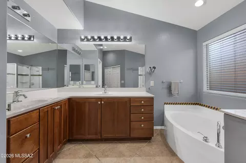 Bath - 14024 E Fairway Bluff Ct, Vail, AZ 85641 photo 1 of 4