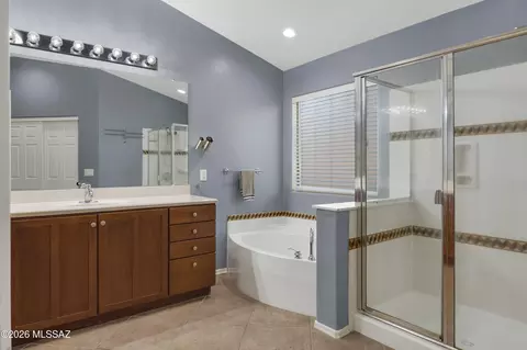 Bath - 14024 E Fairway Bluff Ct, Vail, AZ 85641 photo 2 of 4