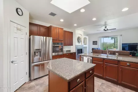 Kitchen - 14061 E Copper Mesa Ct, Vail, AZ 85641 photo 3 of 4