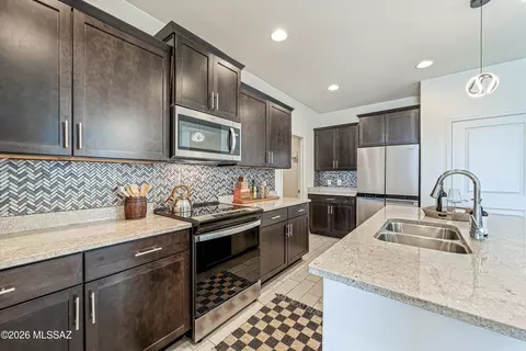 Kitchen - 11299 S Weismann Dr, Vail, AZ 85641 photo 5 of 6