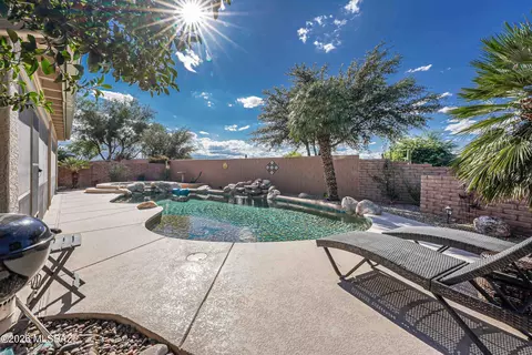 989 N Rhodes Dr, Green Valley, AZ 85614
