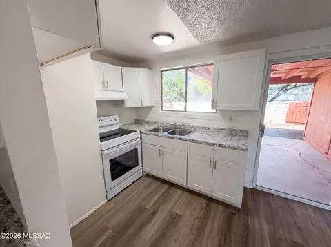 2704 S Lands End Rd, Tucson, AZ 85713
