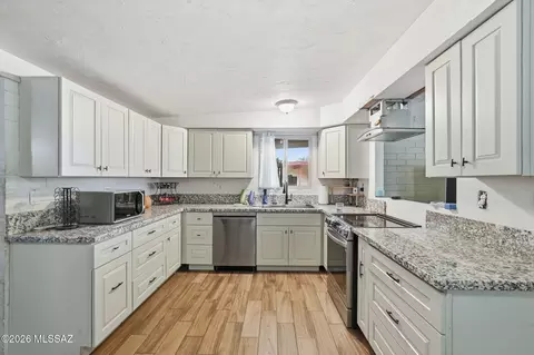 8325 E Louise Dr, Tucson, AZ 85730