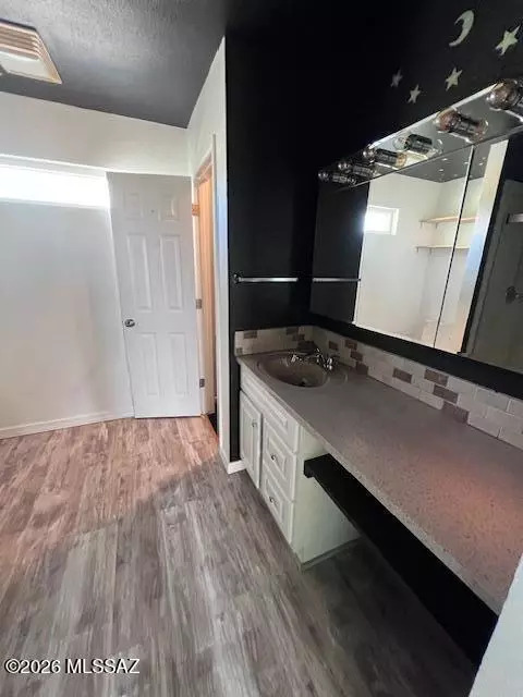 Bath - 6464 N 6 Gun Rd, Willcox, AZ 85643 photo 2 of 5