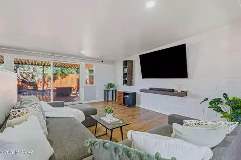 7041 E 42nd St, Tucson, AZ 85730