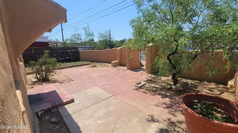 Exterior - 319 E Jacinto St, Tucson, AZ 85705 photo 2 of 4