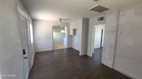 Entry Way - 319 E Jacinto St, Tucson, AZ 85705 photo 1 of 3