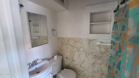 Bath - 319 E Jacinto St, Tucson, AZ 85705 photo 2 of 3