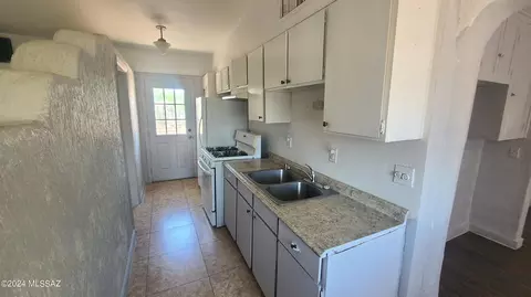 Entry Way - 319 E Jacinto St, Tucson, AZ 85705 photo 3 of 3