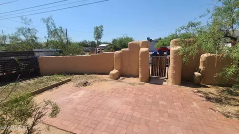 Exterior - 319 E Jacinto St, Tucson, AZ 85705 photo 3 of 4