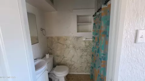 Bath - 319 E Jacinto St, Tucson, AZ 85705 photo 1 of 3