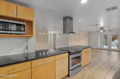 Kitchen - 10050 E Lorian St, Tucson, AZ 85748 photo 3 of 4